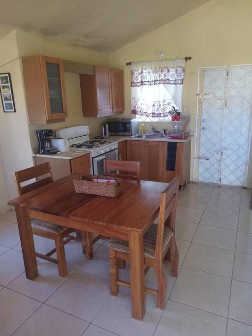 Cheerful 2-Bedroom Home In Falmouth Garden エクステリア 写真