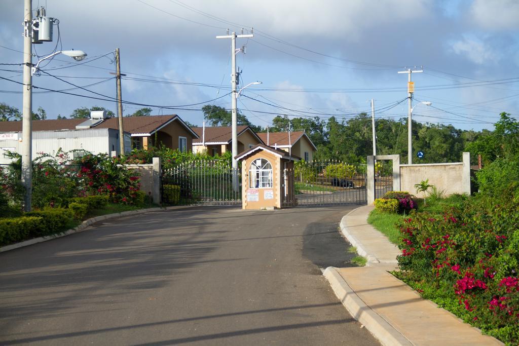 Cheerful 2-Bedroom Home In Falmouth Garden エクステリア 写真